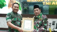 Kepala Staf Angkatan Darat (KSAD), Jenderal TNI Dudung Abdurachman, mengukuhkan Habib Muhammad Luthfi bin Ali Bin Yahya sebagai warga kehormatan TNI Angkatan Darat (tniad.mil.id)