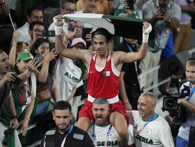 Petinju asal Aljazair, Imane Khelif, diarak staf pelatih setelah berhasil meraih medali emas Olimpiade Paris 2024 dari cabang olahraga tinju nomor putri. (AP Photo/John Locher)
