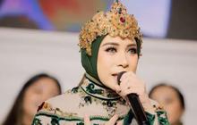 Glamor dan Unik, Ini Gaya Kondangan Melly Goeslaw dengan Gaun Bertabur Permata