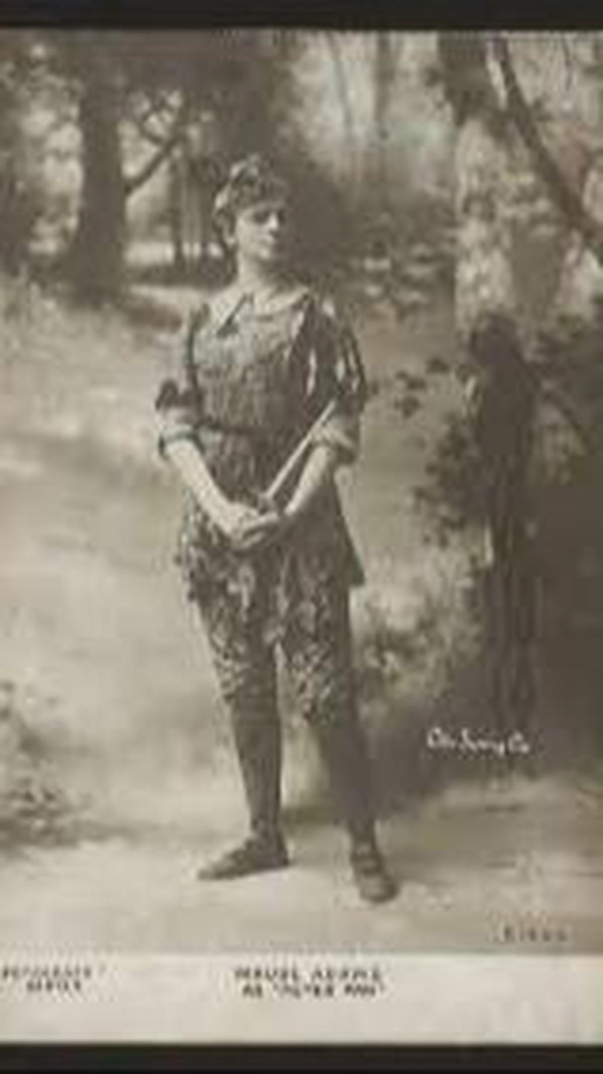 12. Kerah Peter Pan