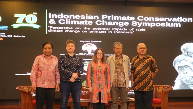 Sugardjito (kiri), Susan Cheyne, Erin Vogel, Rosichon Ubaidillah dan Gusti Zakaria Anshari dalam acara Indonesian Primates Conservation and Climate Change Symposium, Kamis, 9 Januari 2020. (dok. Liputan6.com/Adhita Diansyavira)