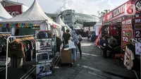 Suasana Jakcloth Summer Fest 2022 di  Senayan Park, Jakarta, Jumat (12/8/2022). Acara yang akan berlangsung hingga 14 Agustus 2022 ini diikuti lebih dari 150 clothing brand lokal yang menjual pakaian, kaos, sepatu, tas dan lainnya dengan menawarkan harga diskon guna menarik minat masyarakat. (Liputan6.com/Faizal Fanani)