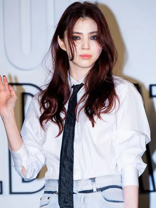 10 Pesona Garang Han So Hee Tampil dengan Riasan Mata Smokey di Lady Dior Celebration Exhibition