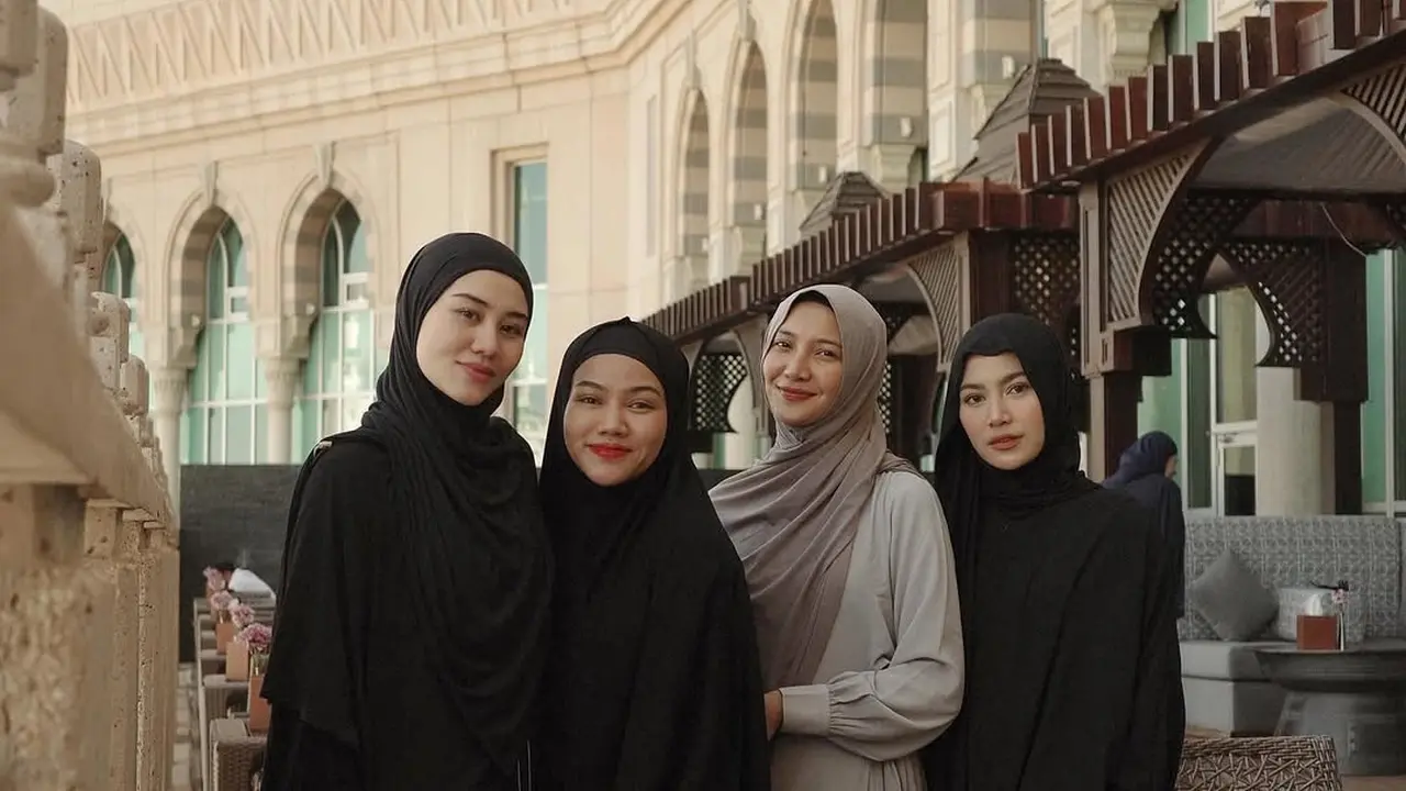 Gaya 4 Istri Kompak dan Soleha Mahalini Raharja, Aaliyah Massaid, Sheila Dara, dan Yura Yunita Saat Umroh dengan Nuansa Monokrom