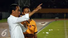 Presiden RI, Joko Widodo (kiri) meniup peluit tanda dimulainya babak kedua laga Persipura vs Persija di Torabika Soccer Championship presented by IM3 Ooredoo di Stadion Mandala Jayapura,Papua, Jumat (29/4/2016). (Liputan6.com/Helmi Fithriansyah)