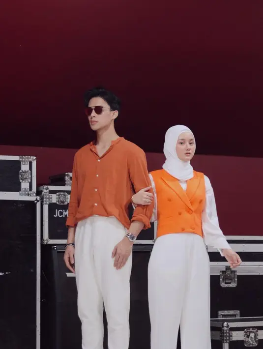 Menambahkan vest dalam berbusana juga bisa menghadirkan kesan berbeda. [Foto: Instagram/dindahw]