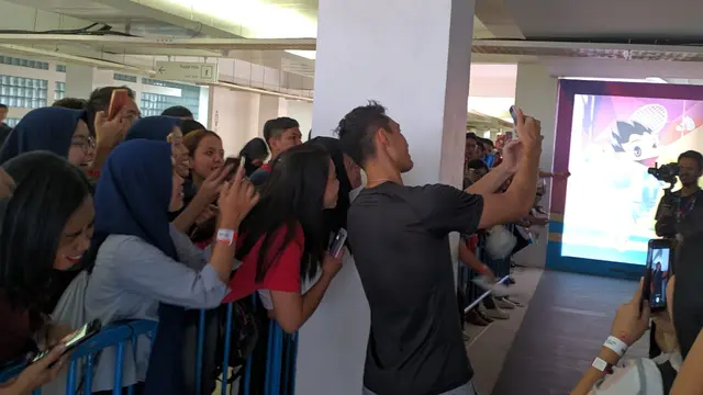 Jonatan Christie meladeni permintaan swafoto dari penonton Indonesia Open 2019.
