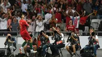 Striker Portugal, Andre Silva, merayakan gol ke gawang Italia pada laga UEFA Nations League, di Stadion Da Luz, Lisbon, Senin (10/9/2018). (AFP/Francisco Leong)