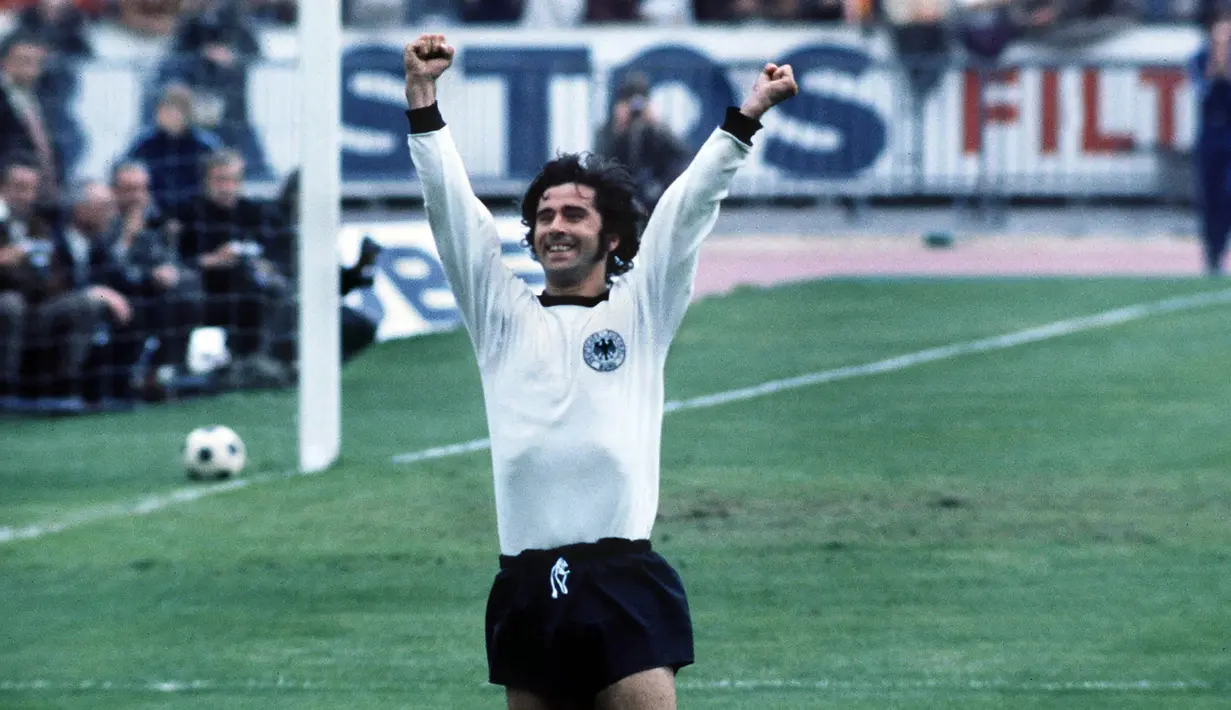 Gerd Muller. Striker Jerman Barat yang wafat pada 15 Agustus 2021 di usia 75 tahun ini menempati posisi ke-3 sebagai pencetak gol terbanyak di putaran final Piala Dunia. Hanya dalam 2 edisi, 1970 dan 1974 ia mampu mengoleksi 14 gol dan 6 assist dalam 13 laga. Gol ke-14 dicetak saat Jerman Barat menang 2-1 atas Belanda di partai final Piala Dunia 1974, 7 Juli 1974. (fifa.com)