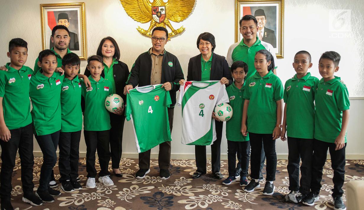 Menpora Imam Nahrawi menyambut kedatangan delapan pemain terbaik MILO Football Championship 2019 di Gedung Kemenpora, Jumat (26/7/2019). Selama tujuh hari para pemain terbaik ini mendapatkan pelatihan bersama puluhan anak lainnya, seperti Vietnam dan Amerika Selatan. (Liputan6.com/Faizal Fanani)