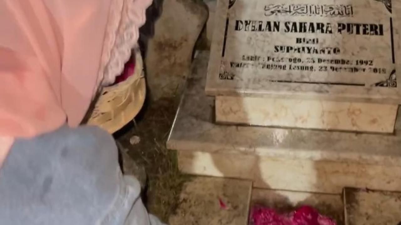 Ifan Seventeen Nyekar ke Makam Dylan Sahara, Ditemani Citra Monika