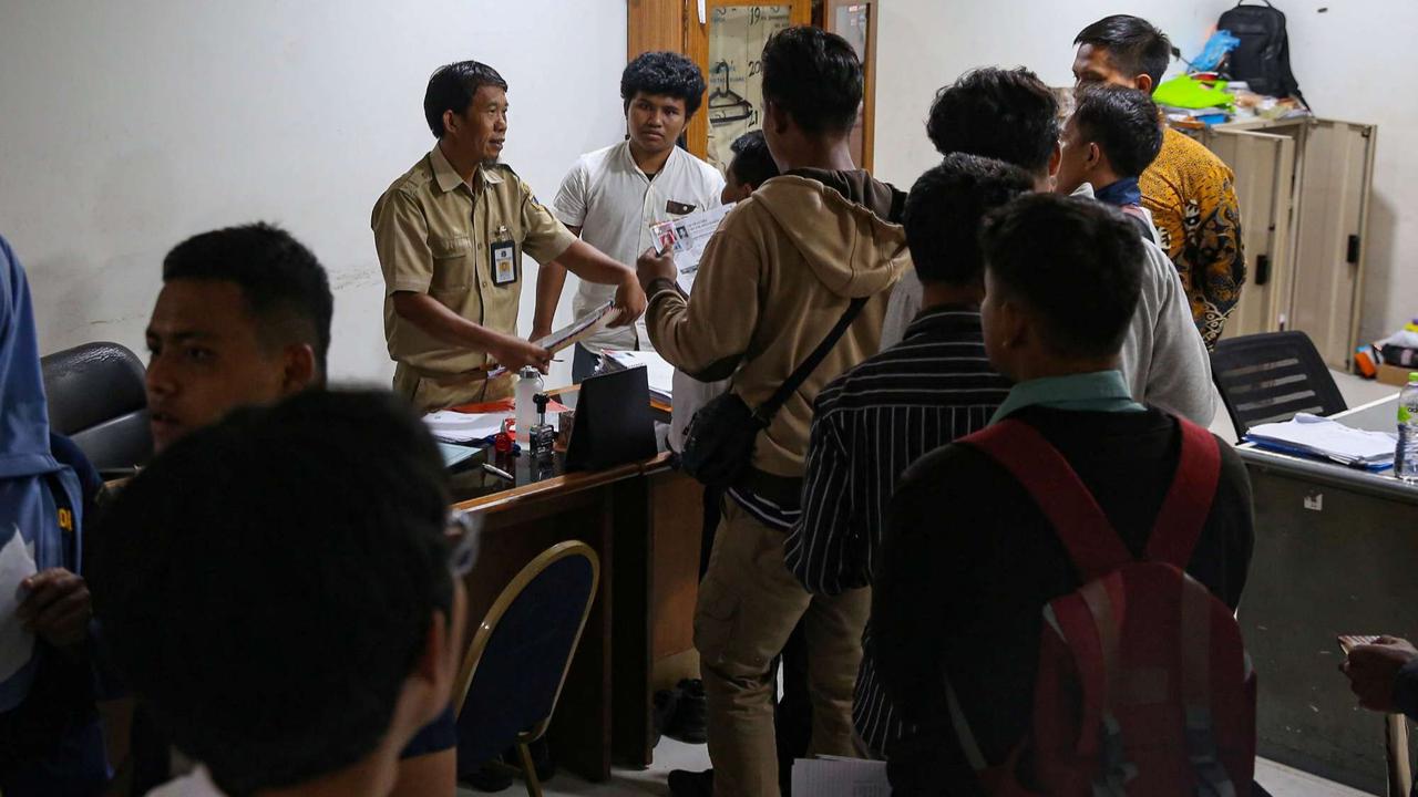 Ratusan orang melamar sebagai pasukan oranye di Balai Kota DKI Jakarta