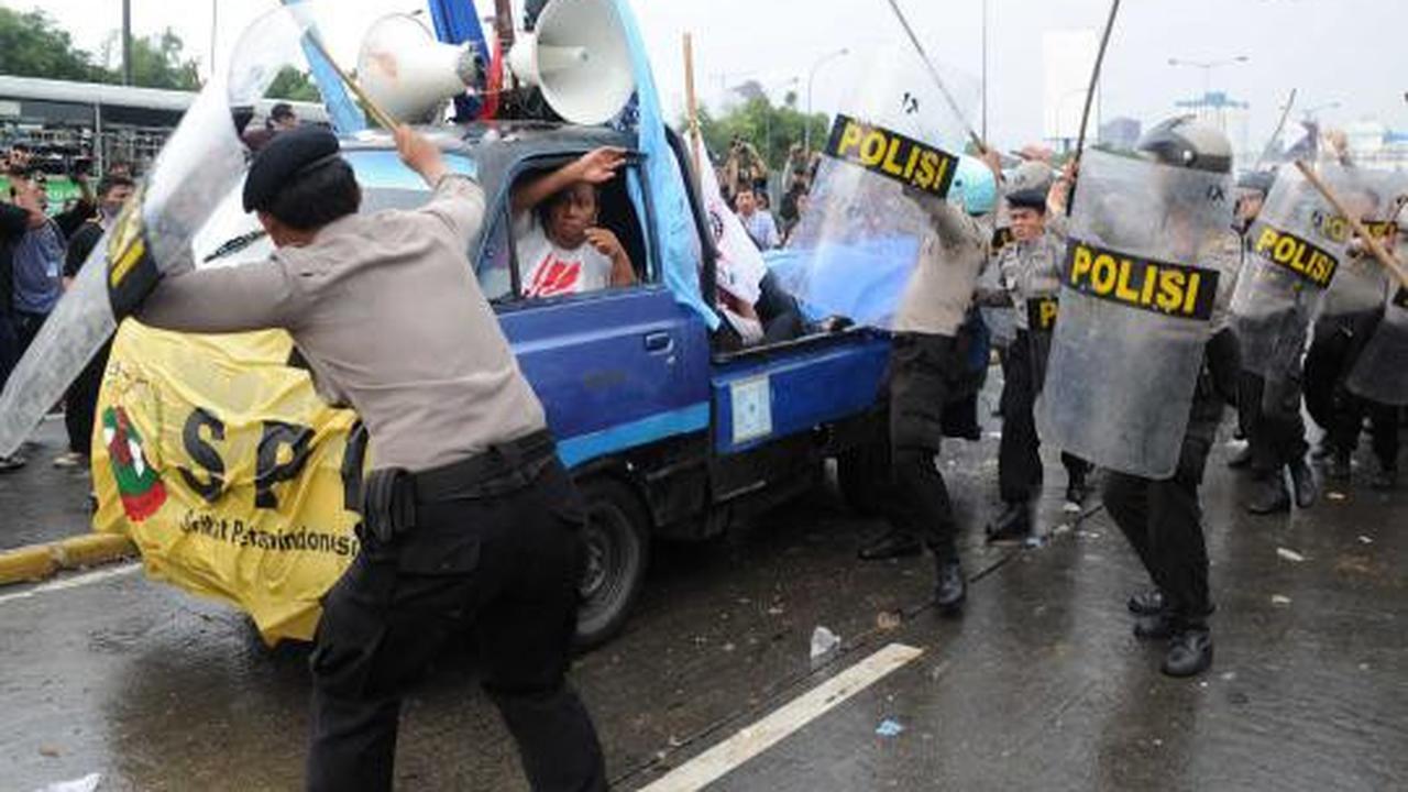 Bentrok demonstran vs polisi di DPR
