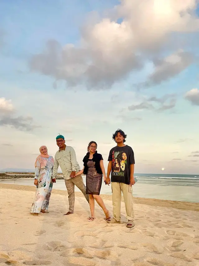 Potret mesra Uya Kuya dan istri