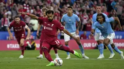 Pemain Liverpool Mohamed Salah mencetak gol ke gawang Manchester City pada pertandingan sepak bola FA Community Shield di King Power Stadium, Leicester, Inggris, 30 Juli 2022. Liverpool sukses meraih trofi Communiy Shield usai mengalahkan Manchester City dengan skor 3-1. (AP Photo/Frank Augstein)