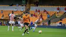 Striker Wolverhampton Wanderers Raul Jimenez, saat melakukan tendangan penalti ke gawang Olympiacos pada laga leg kedua babak 16 besar Liga Europa 2019/2020 di Molineux Stadium, Jumat (7/8/2020) dini hari WIB. Wolverhampton menang 1-0 atas Olympiacos. (AFP/Lindsey Parnaby)