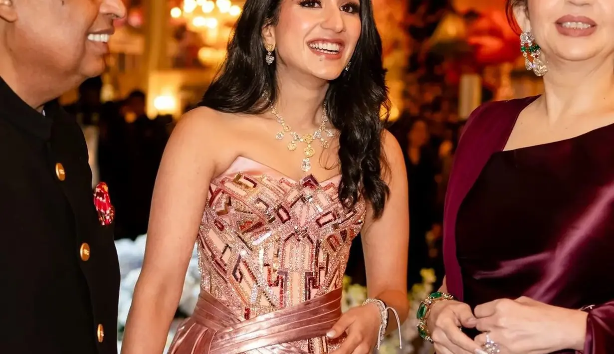 Keseluruhan look Radhika Merchant, calon menantu keluarga Ambani juga tak pernah terlihat main-main. Radhika sungguh menarik perhatian mulai dari gaun Versace yang awalnya hanya dibuat untuk dikenakan Blake Lively di Met Gala 2022. Tak sampai di situ, Radhika memadukan penampilannya dengan kalung berlian yang stunning, lengkap dengan anting dan gelangnya yang serasi. [Foto: Instagram/cnbctv18india]
