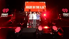 One Direction menghibur penggemar di acara iHeart Radio Jingle Ball di Staples Center, Los Angeles, Jumat (4/12). Konser tersebut menjadi terakhir kalinya mereka tampil bersama di Amerika Serikat. (Christopher Polk/Getty Images untuk iHeartMedia/AFP)