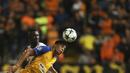 Pemain APOEL Nicosia, Igor de Camargo (depan menghalau bola dari kejaran pemain Tottenham, Davinson Sanchez pada laga grup H Liga Champions di GSP stadium,  Nicosia, Siprus, (26/9/2017). Tottenham menang 3-0. (AP/Petros Karadjias)