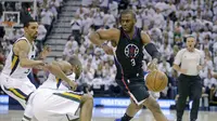 Guard Los Angeles Clippers Chris Paul (kanan) melewati duo Utah Jazz George Hill (3) dan Boris Diaw pada laga keenam putaran pertama Wilayah Barat play-off NB, Sabtu (29/4/2017) pagi WIB. Paul mencetak 29 poin di laga itu dan membantu Clippers menang 98-9