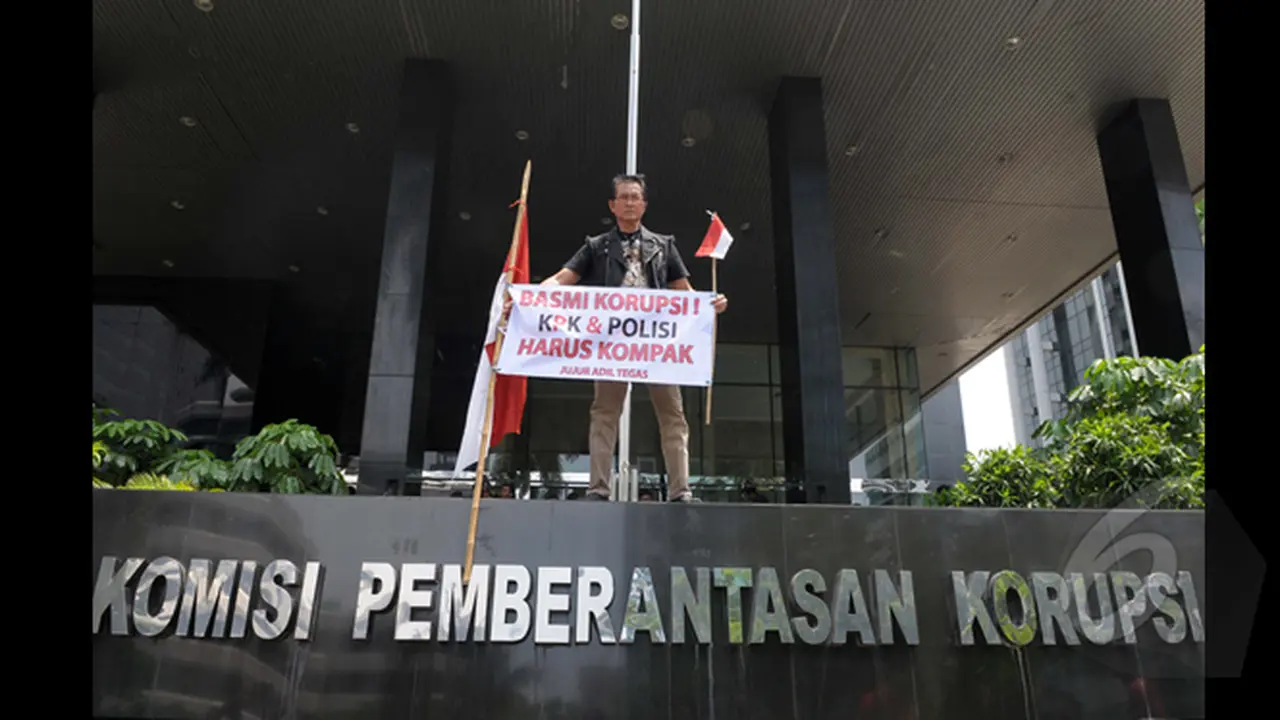 Aktor Pong Harjatmo Gelar Aksi di KPK