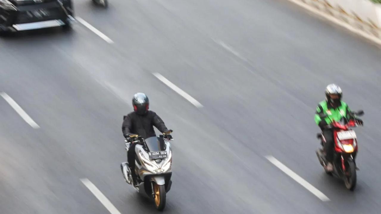 Usulan aturan ganjil genap untuk sepeda motor oleh Kapolri Sigit kembali menjadi pembahasan hangat.<br><br>Pasalnya aturan tersebut rencananya bakal dikaji oleh pemerintah kota DKI Jakarta.