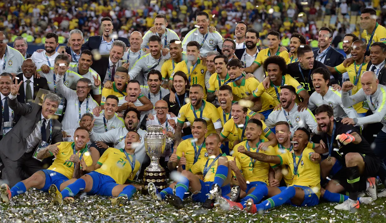 Pemain timnas Brasil merayakan gelar juara Copa America 2019 setelah mengalahkan Peru pada partai final di Maracana Stadium, Rio de Janeiro, Senin (8/7/2019) dini hari WIB. Brasil  sukses mengangkat trofi Copa America 2019 usai mengalahkan Peru dengan skor 3-1. (Carl DE SOUZA/AFP)