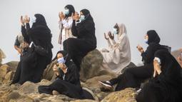 Para jemaah berdoa saat melaksanakan rangkaian ibadah haji di Padang Arafah, dekat Makkah, Arab Saudi, Kamis (30/7/2020). Hanya sekitar 1.000 jemaah yang diizinkan untuk melakukan ibadah haji tahun ini karena pandemi virus corona COVID-19. (Saudi Ministry of Media via AP)
