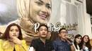 Pemain film sekaligus anggota DPR, Eko Patrio didampingi sejumlah artis memberikan keterangan saat jumpa pers Sahabat Peduli Jupe di kawasan Tebet, Jakarta, Kamis (13/04). (Liputan6.com/Herman Zhakaria)