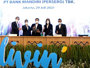 Direktur IT Bank Mandiri Timothy Utama, Direktur Manajemen Risiko Ahmad Siddik Badruddin, Dirut Darmawan Junaidi, Wadirut Utama Alexandra Askandar dan Direktur Keuangan & Strategi Sigit Prastowo saat paparan kinerja Bank Mandiri Triwulan II di Jakarta, Kamis (29/7/2021) (Liputan6.com/HO/Mandiri)