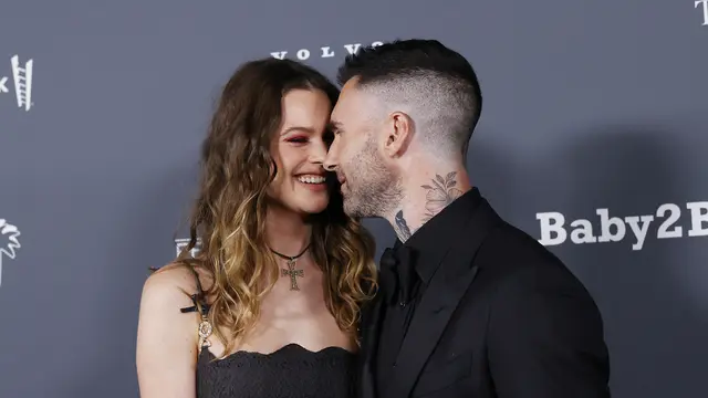 Deretan Foto Adam Levine dan Behati Prinsloo yang Penuh Kemesraan