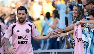 Jatuh Masih Bisa Dribel, Lionel Messi Bikin Pelatih Lawan Kehabisan Kata-Kata