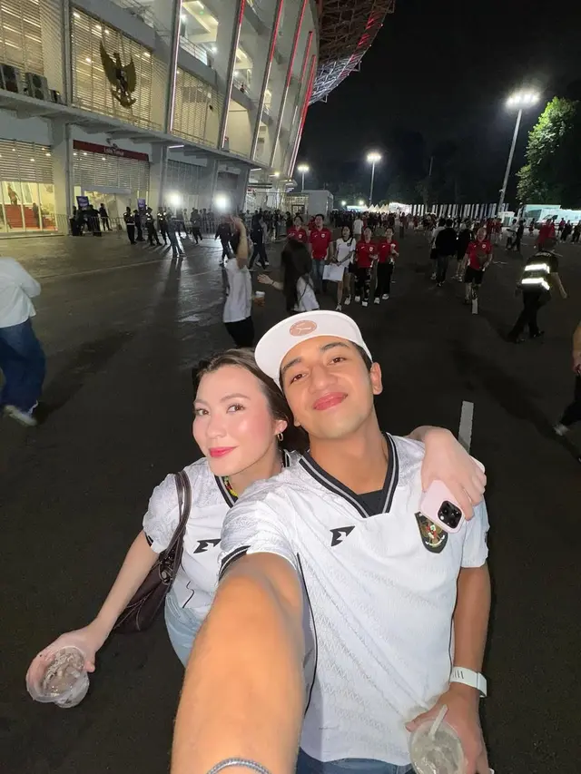 6 Gaya Couple Artis Saat Nonton Laga Indonesia vs China, Kompak Pakai Jersey Timnas, dari Al Ghazali-Alyssa hingga El Rumi-Syifa Hadju