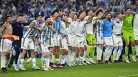 Para pemain Argentina melakukan selebrasi setelah mengalahkan Kroasia pada pertandingan semifinal Piala Dunia 2022 di Stadion Lusail di Lusail, Qatar, Rabu (14/12/2022). Argentina berhasil lolos ke final setelah menang telak atas Kroasia dengan skor 3-0. (AP Photo/Manu Fernandez)