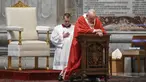 Paus Fransiskus saat memimpin Misa Minggu Palma di St. Peter's Basilica, Vatikan, Minggu (5/4/2020). Misa pembuka pekan suci jelang Hari Raya Paskah tersebut digelar tanpa jemaat untuk menghindari penyebaran virus corona COVID-19. (AP Photo/pool/Alberto Pizzoli)