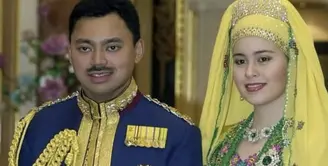 Sarah Salleh merupakan istri dari Al-Muhtadee Billah, Putra Mahkota Brunei Darussalam. Ia memiliki penampilan yang begitu glamor dengan mahkota yang khas. [Foto: royalwatcherdiary/ instagram]