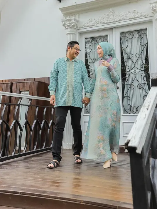 Selain warna sky blue, baju sarimbit keluarga warna tosca juga nggak kalah segar untuk sambut Lebaran 2024. [@adeliapasha]