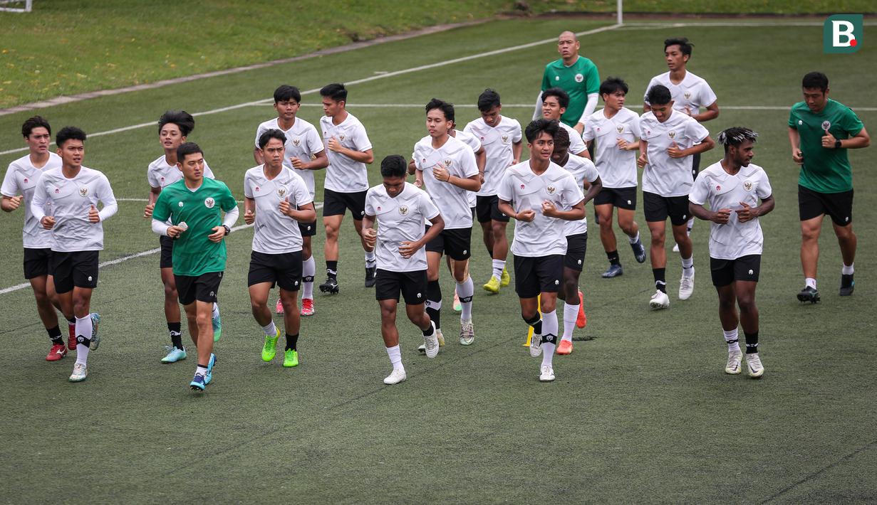 <p>Pemain Timnas Indonesia U-20 melakukan berlari mengelilingi palangan saat latihan terbuka untuk Piala Asia U-20 2023 di Lapangan C, Kompleks Stadion Utama Gelora Bung Karno (SUGBK), Jakarta, Rabu (08/02/2023). Ajang ini akan berlangsung pada 1 Maret 2023 mendatang. (Bola.com/Bagaskara Lazuardi)</p>