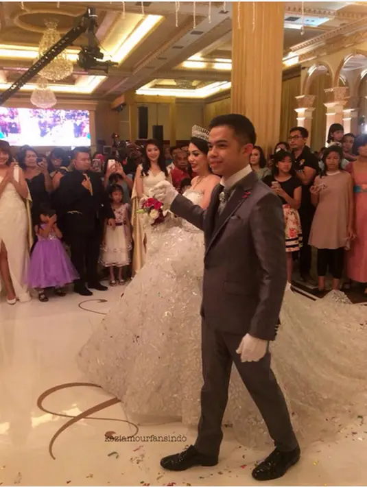 Setelah melakukan serangkaian upacara adat, dilanjutkan dengan pemberkatan keesokan harinya. Janji suci sehidup semati pun diucapkan dalam acara itu yang menjadi tema besarnya adat Dayak. (dok. Instagram/axcelkeziawedding)