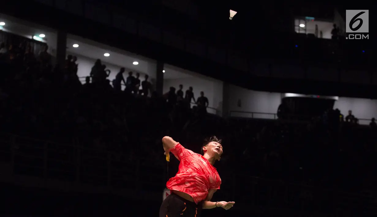 Aksi Ihsan Maulana Mustofa saat melawan Lee Zii Jia pada final bulu tangkis beregu putra SEA Games XXIX Kuala Lumpur, Malaysia, Kamis (24/8). Tim beregu putra bulu tangkis Indonesia berhasil mempersembahkan medali emas. (Liputan6.com/Faizal Fanani)