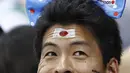 Pendukung Jepang menggunakan bando berbentuk pita di kepalanya saat meramaikan pertandingan cabang rennag dalam ajang Olimpiade 2016, di Rio de Janeiro, 7 Agustus 2016. (AFP PHOTO/Odd Andersen)