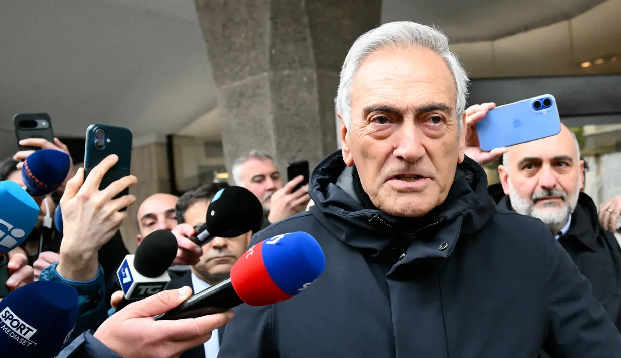 Presiden Federasi Sepak Bola Italia (FIGC), Gabriele Gravina, meninggalkan markas FIGC setelah pertemuan otoritas sepak bola Italia, di Roma pada 2 April 2026. (AFP/Alberto Pizzoli)