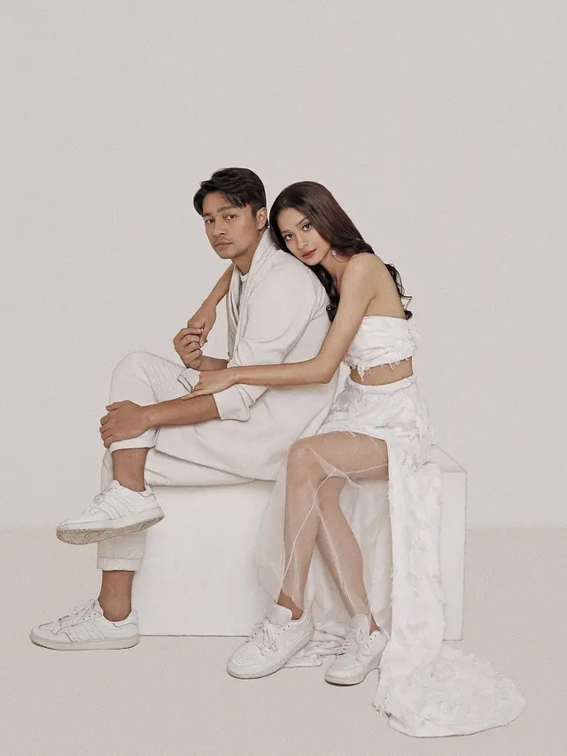 Baru Dibagikan ke Publik, Ini 6 Potret Prewedding Mikha Tambayong dan Deva Mahenra