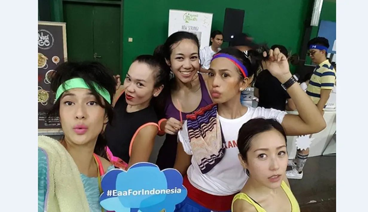 Lucu dan menggemaskan, itulah gaya Dian Sastrowardoyo dan teman-temannya dengan gaya 80-an dalam acara Bashminton di GOR PB Djarum, Jakarta, (21/5/2016). (Bola.com/Instagram/Therealdisastr)