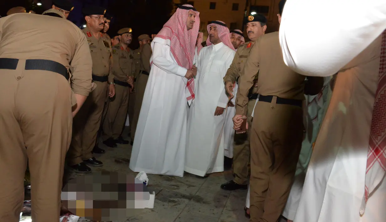 Pemimpin kota Madinah, Faisal bin Salman bin Abdulaziz (kiri) ketika meninjau lokasi ledakan bom bunuh diri di pos keamanan di dekat Masjid Nabawi, Madinah, Senin (4/7). Sebanyak 4 petugas keamanan dilaporkan tewas, dan 5 lainnya terluka. (STR /AFP)