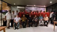 Ketua Umum PP PBVSI Komjen Pol Purn Drs. Imam Sudjarwo, Msi bersama skuad Timnas Voli Putra Indonesia untuk ajang 4th SEA V League Filipina 2024. (Dokumentasi PP PBVSI)