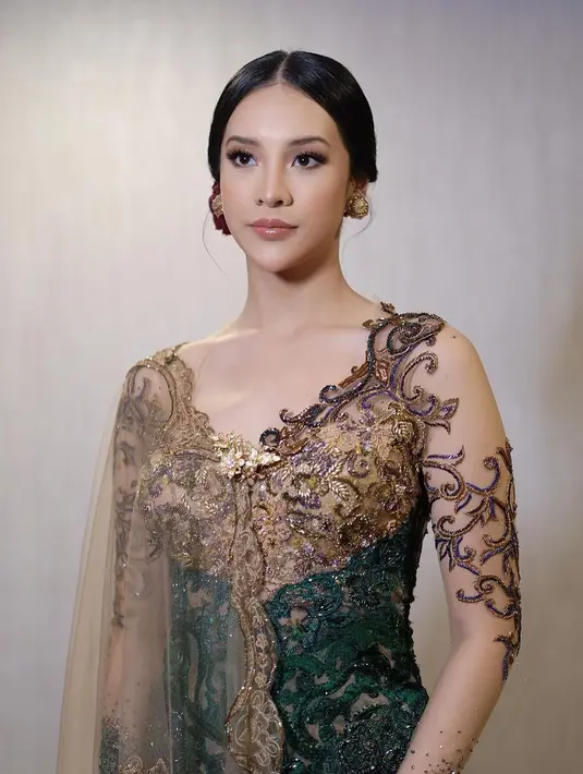 <p>Melalui akun Instagram @leoafandi_, potret cantik Anya Geraldine diunggah. Anya terlihat mengenakan kebaya brokat super cantik rancangan Anne Avantie, lengkap dengan rambut yang disanggul dan diberi hiasan bunga mawar merah bak seorang putri dari Jawa. Foto: Instagram.</p>