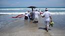 Umat Hindu menghadiri upacara Melasti menjelang Hari Raya Nyepi Tahun Baru Saka 1943 di Pantai Kuta, Bali (11/3/2021). Hari Raya Nyepi tahun ini jatuh pada tanggal 14 Maret 2021. (AFP/Sonny Tumbelaka)