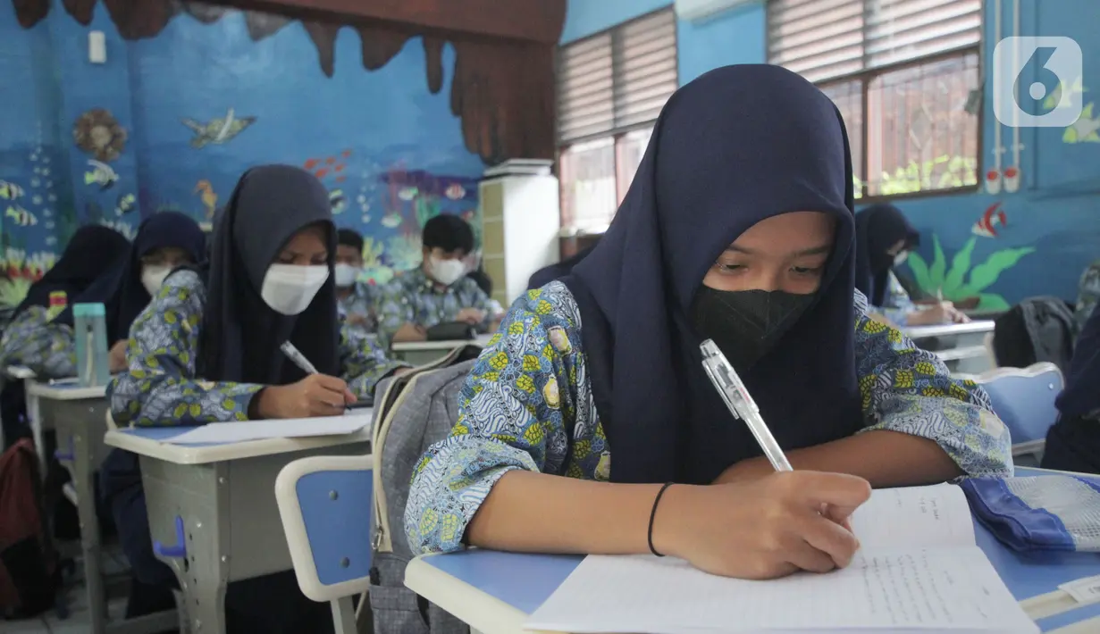 Sejumlah siswa mengikuti proses pembelajaran di SMP Negeri 1 Kota Tangerang, Kamis (12/5/2022). Sekolah di Kota Tangerang mulai menggelar pembelajaran tatap muka (PTM) setelah libur lebaran 2022. (Liputan6.com/Angga Yuniar)