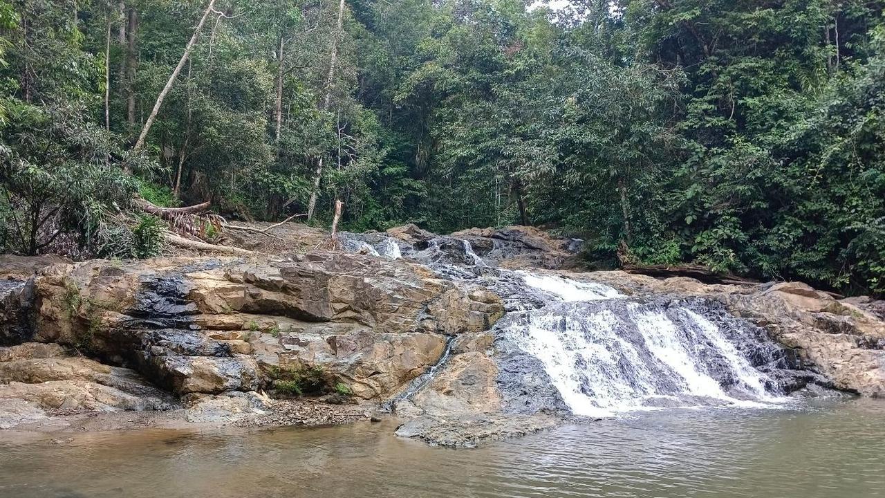 Ada beberapa fasilitas yang dapat dinikmati, selain tempat istirahat, kantin dan toilet, dan musala. Selain itu pengunjung dapat sekadar membasahi tubuh dengan seluncuran air terjun. Yang super jernih.